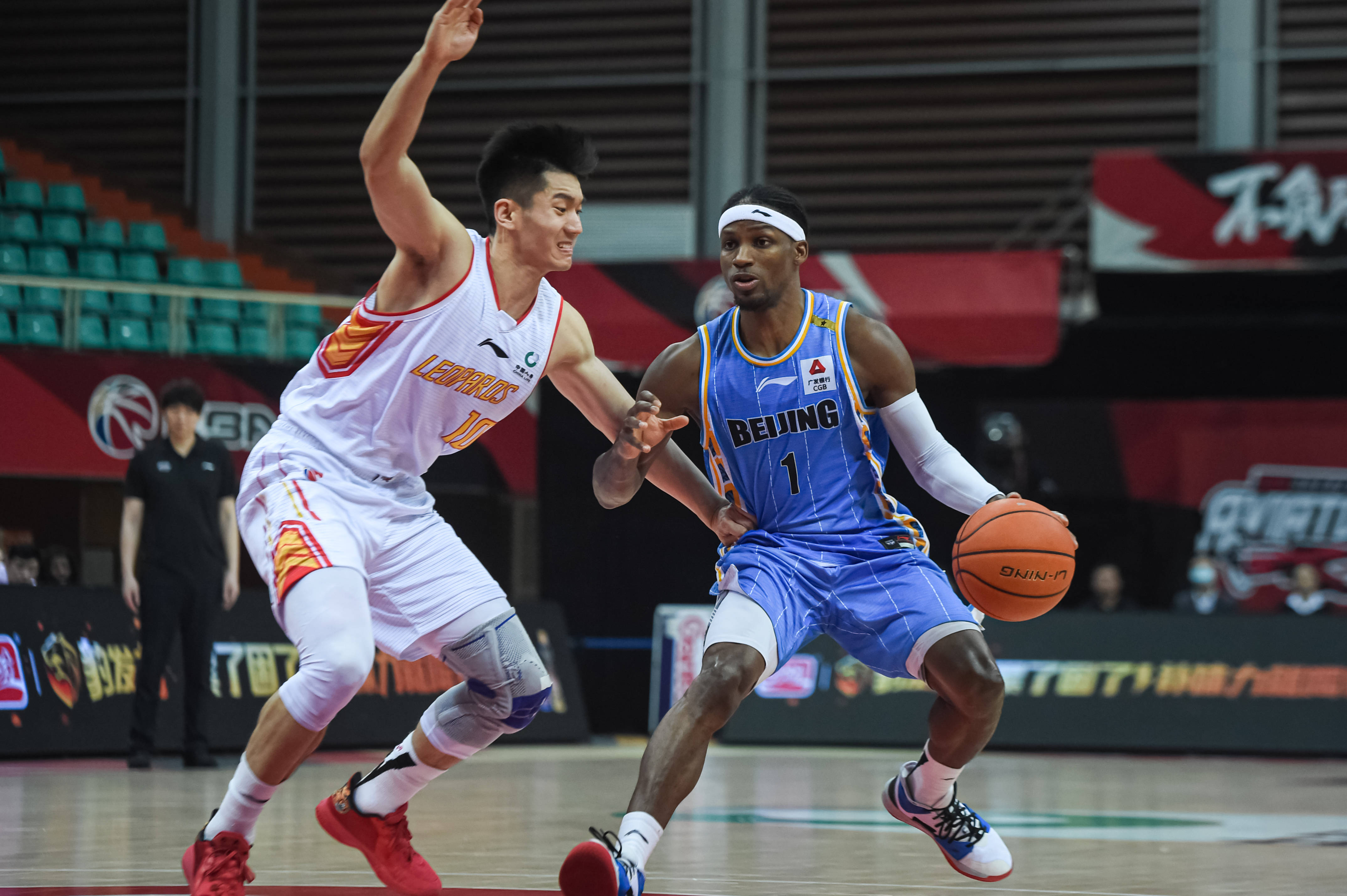 背后无疑离 背后无疑离